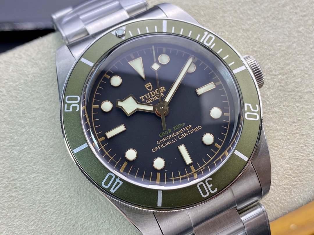 HERITAGE BLACK BAY 41MM GREEN BEZEL