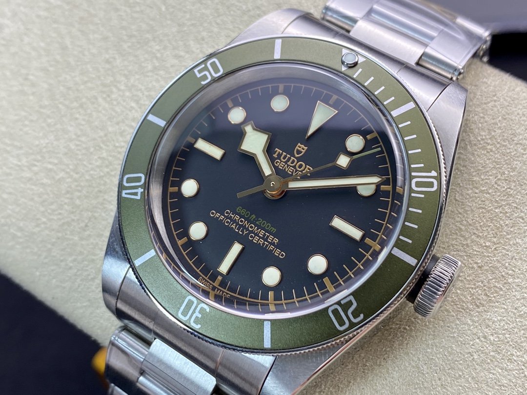 HERITAGE BLACK BAY 41MM GREEN BEZEL