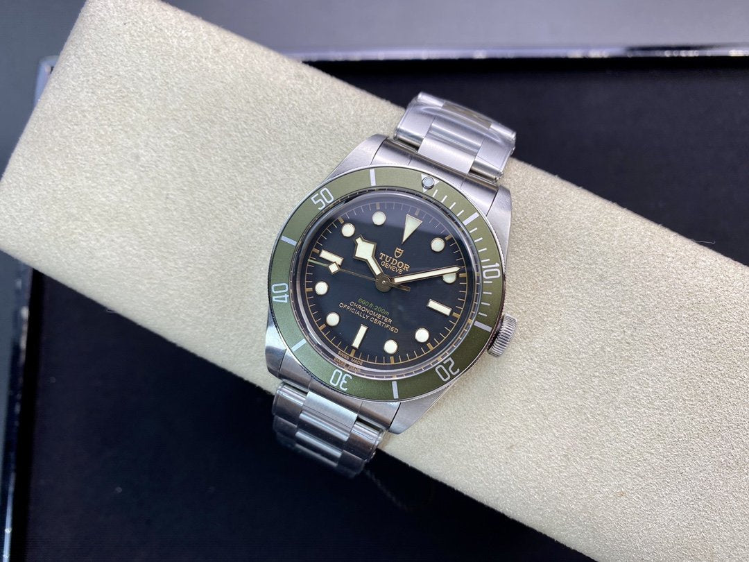 HERITAGE BLACK BAY 41MM GREEN BEZEL