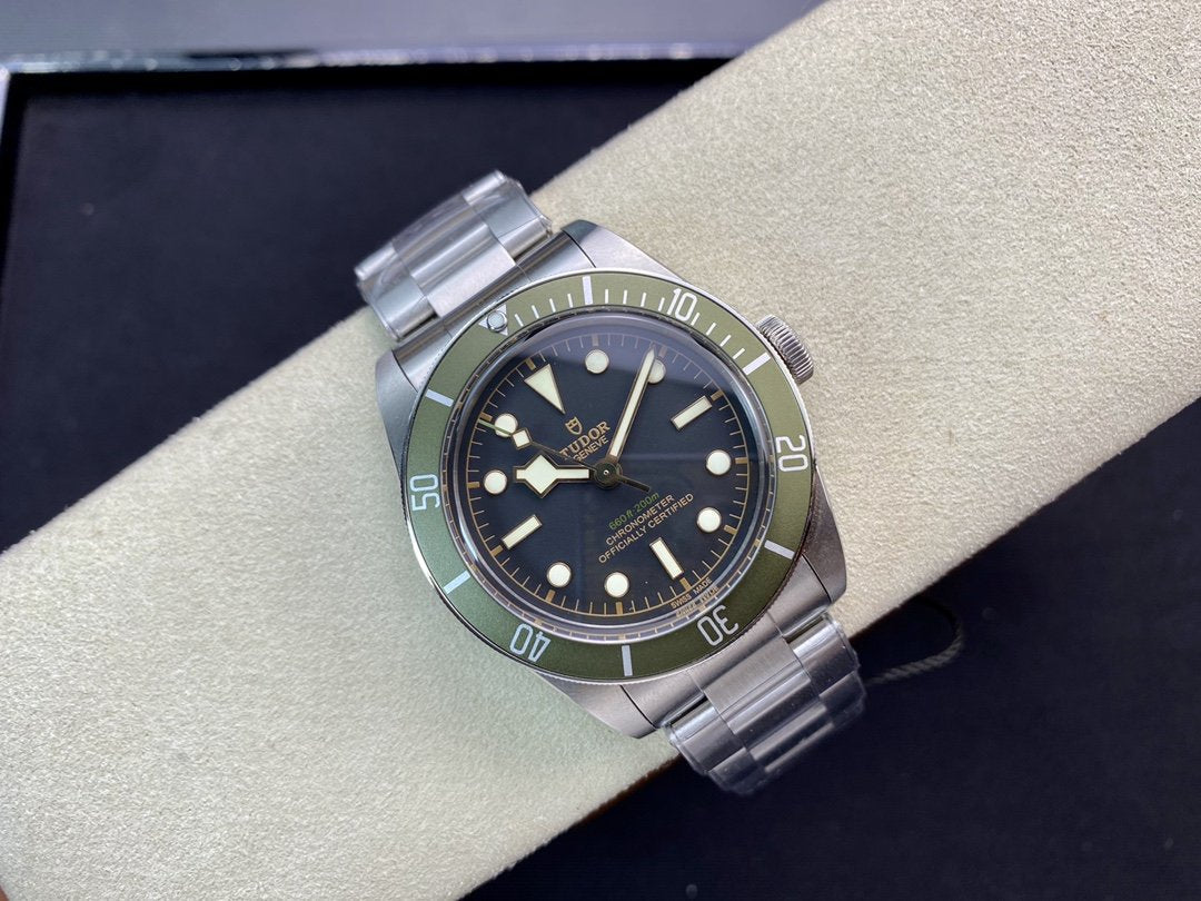 HERITAGE BLACK BAY 41MM GREEN BEZEL
