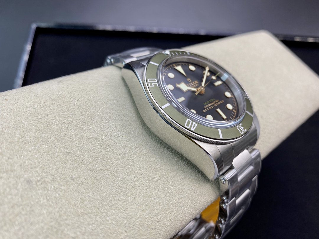 HERITAGE BLACK BAY 41MM GREEN BEZEL