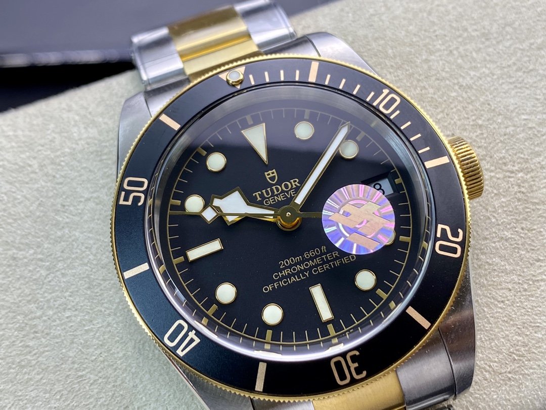 HERITAGE BLACK BAY 41MM GOLD STEEL BLACK DIAL