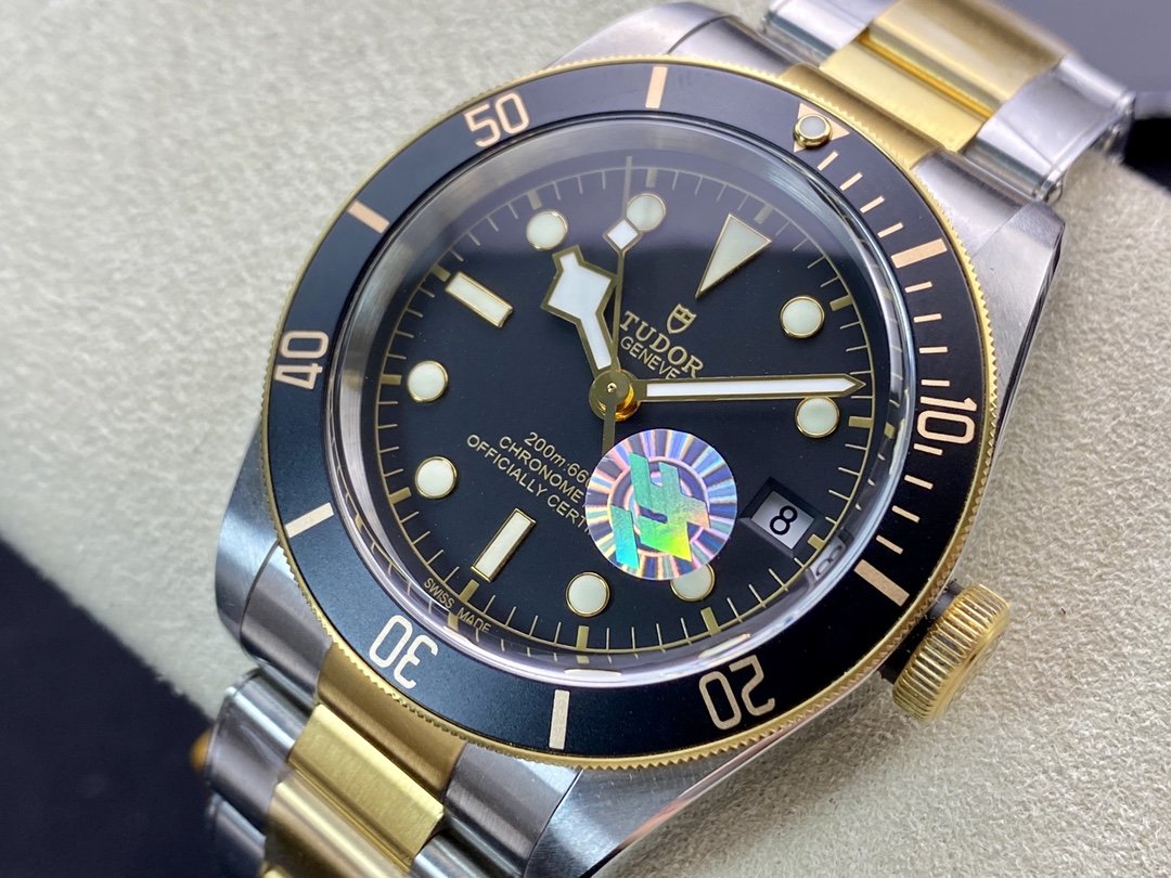 HERITAGE BLACK BAY 41MM GOLD STEEL BLACK DIAL