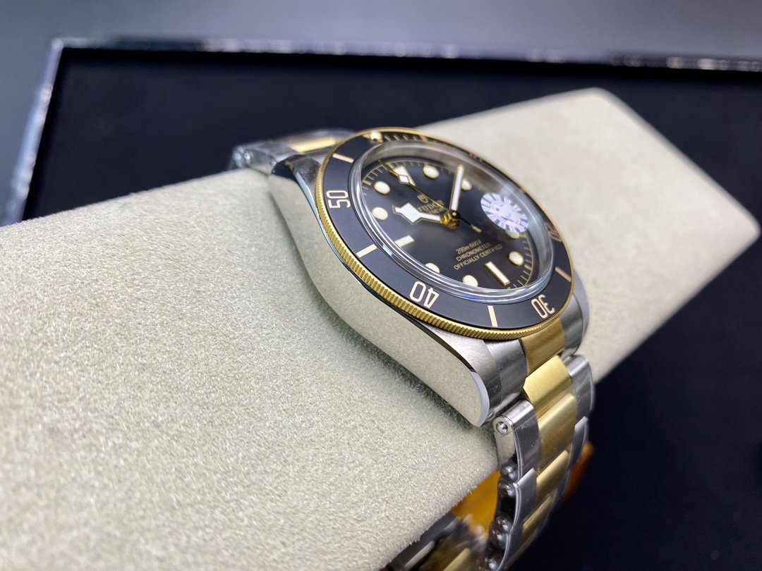 HERITAGE BLACK BAY 41MM GOLD STEEL BLACK DIAL