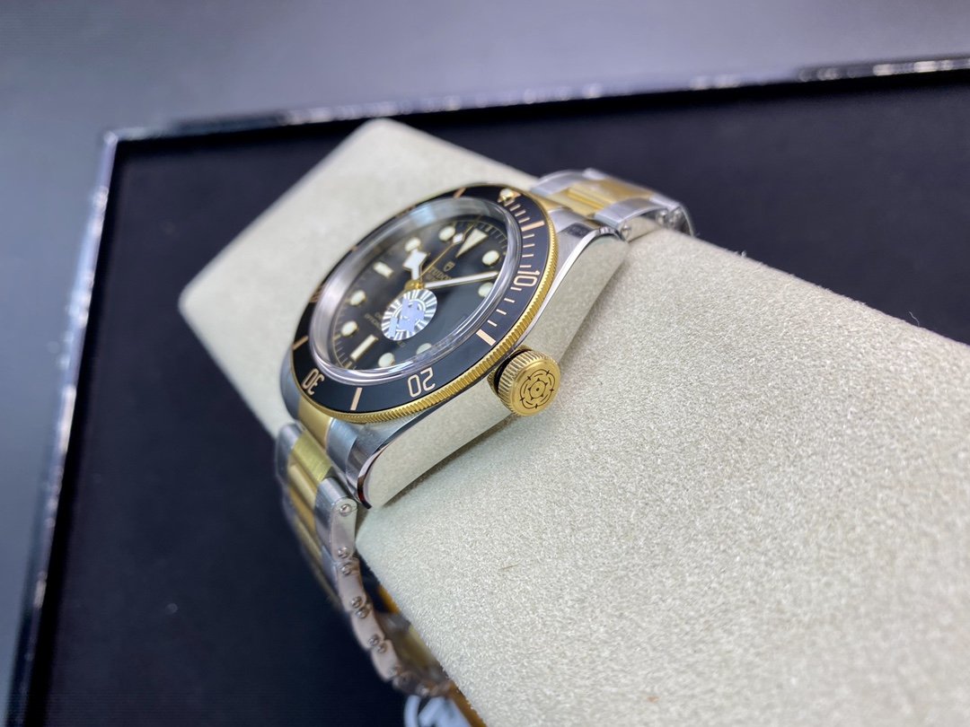 HERITAGE BLACK BAY 41MM GOLD STEEL BLACK DIAL