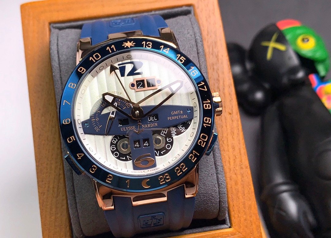 ULYSSE GMT PERPETUAL 43MM ROSE GOLD CASE