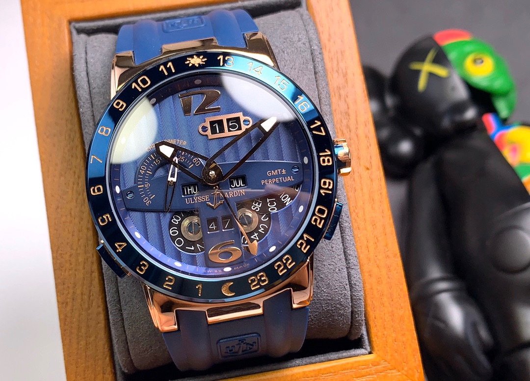 ULYSSE GMT PERPETUAL 43MM ROSE GOLD CASE