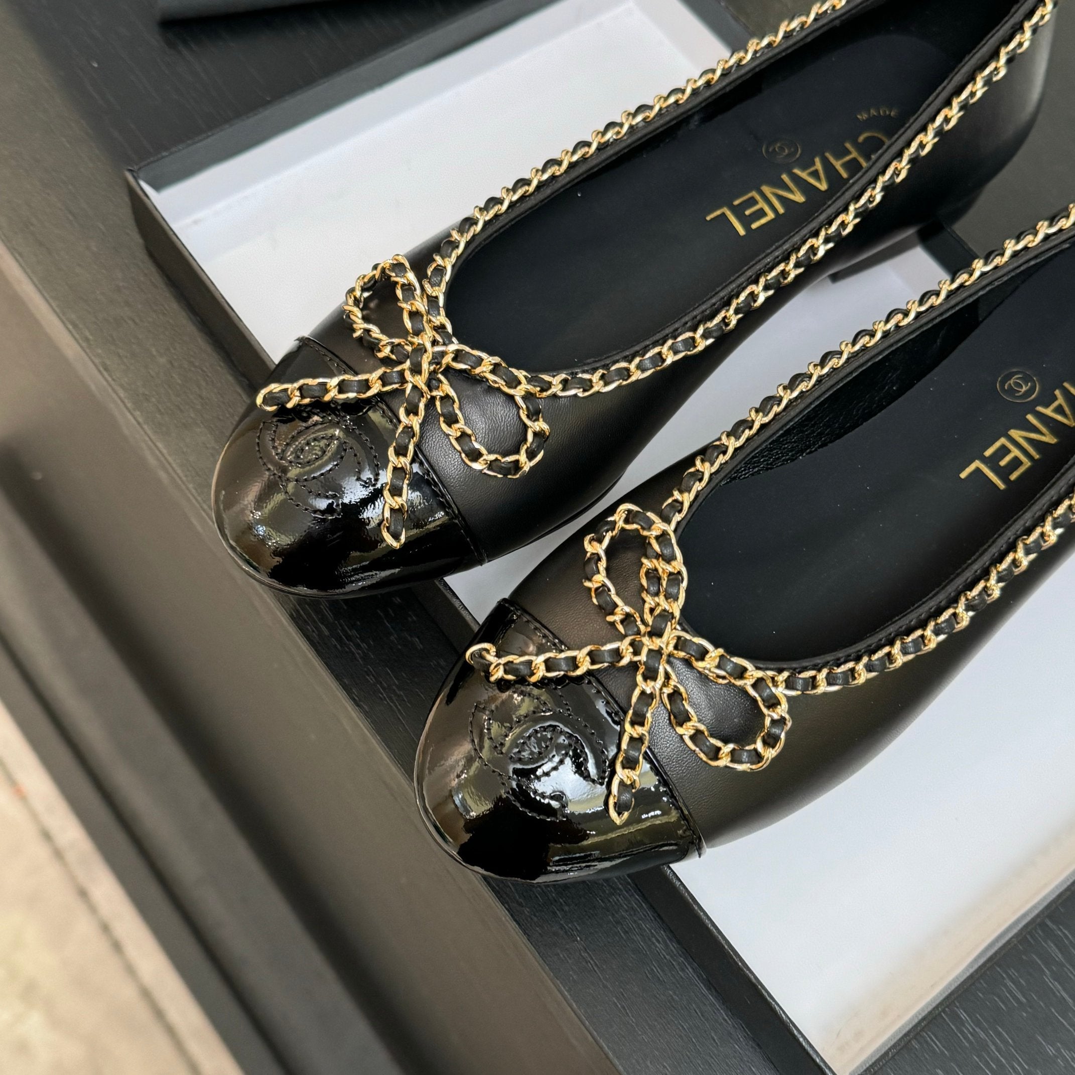 CC 25B ballet flat black patent calfskin leather chain