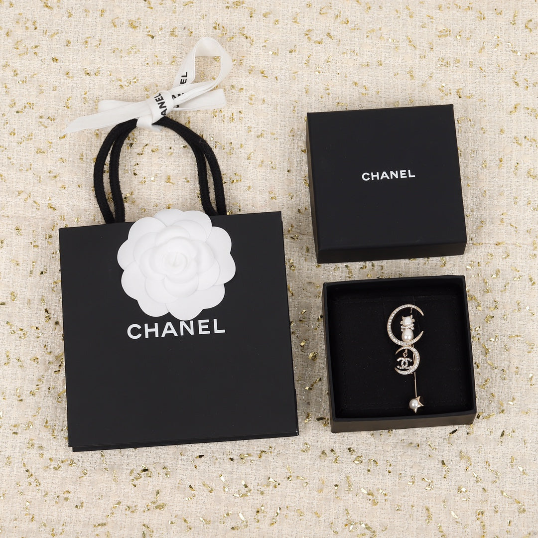 CC Brooch 158133