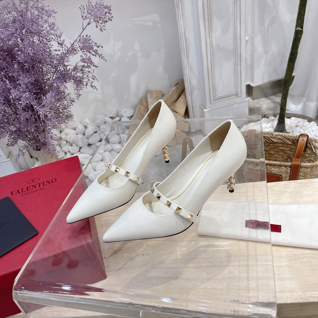 VT Rockstud Pumps White Sheepskin Leather