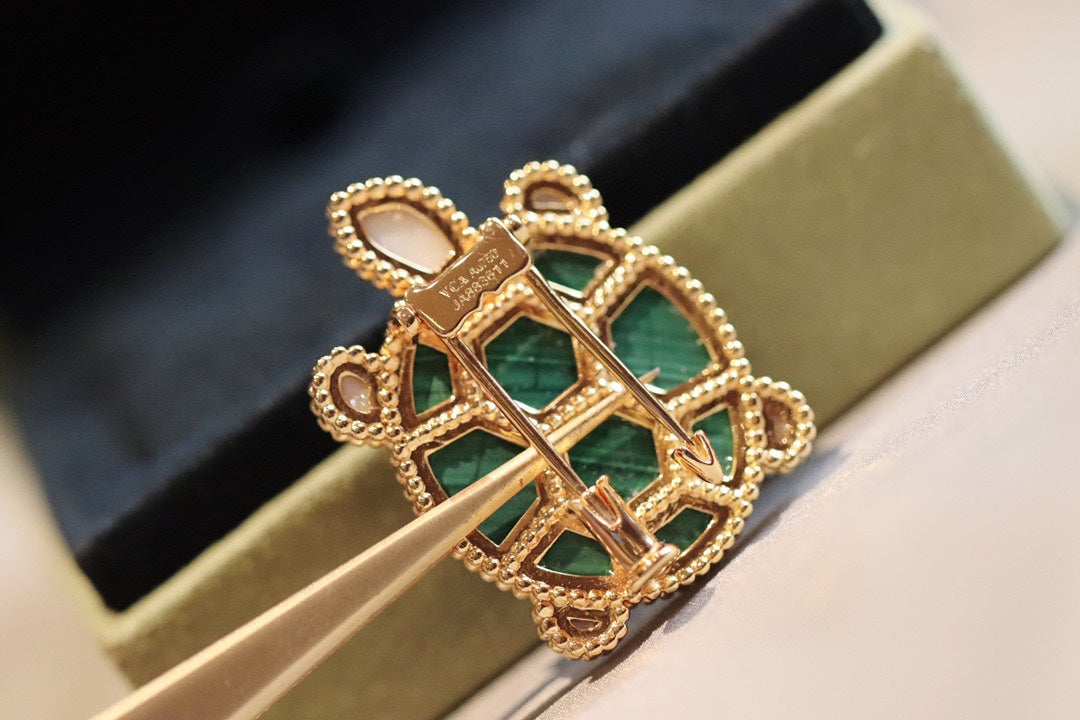 VCA Brooch 02