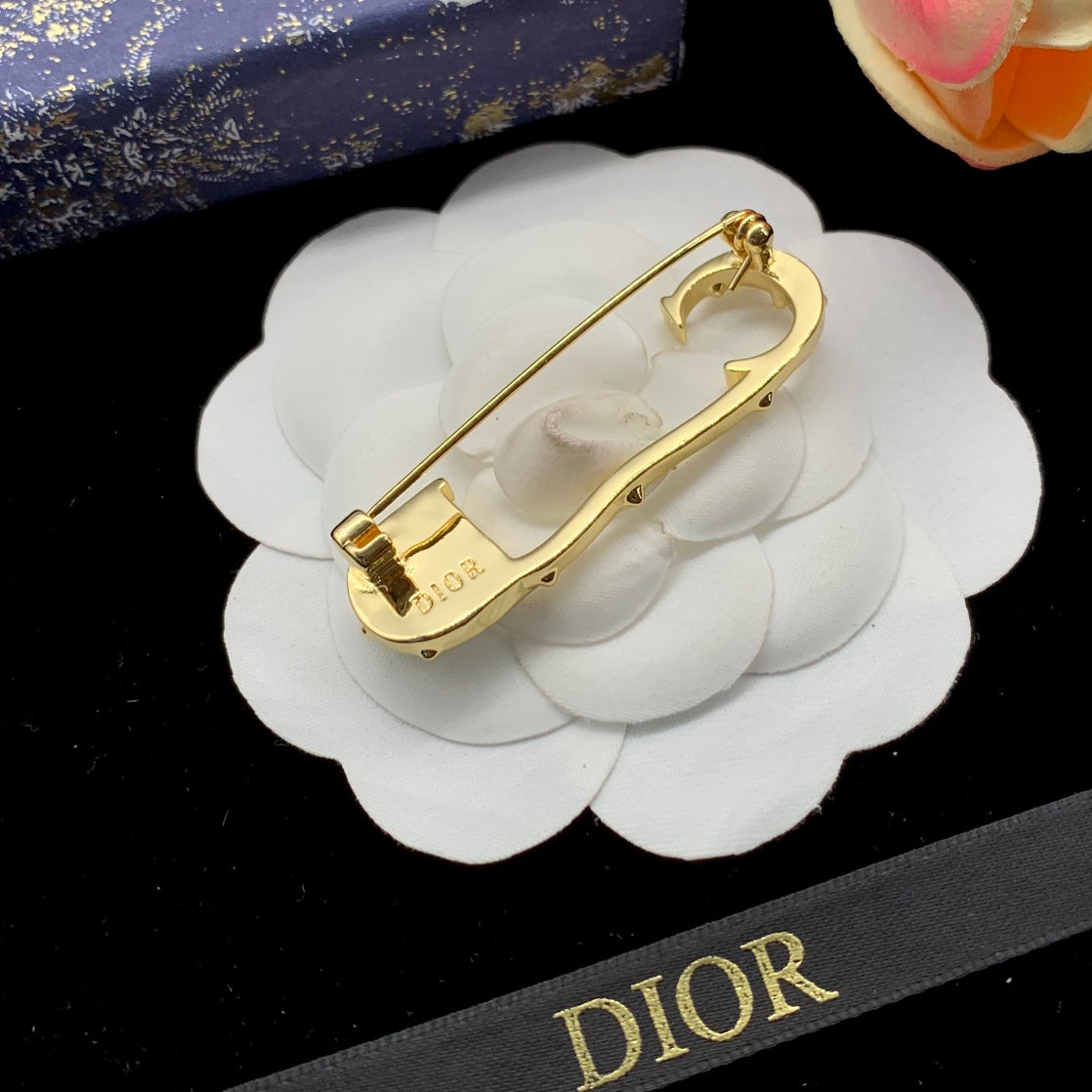 CD Brooch 176977