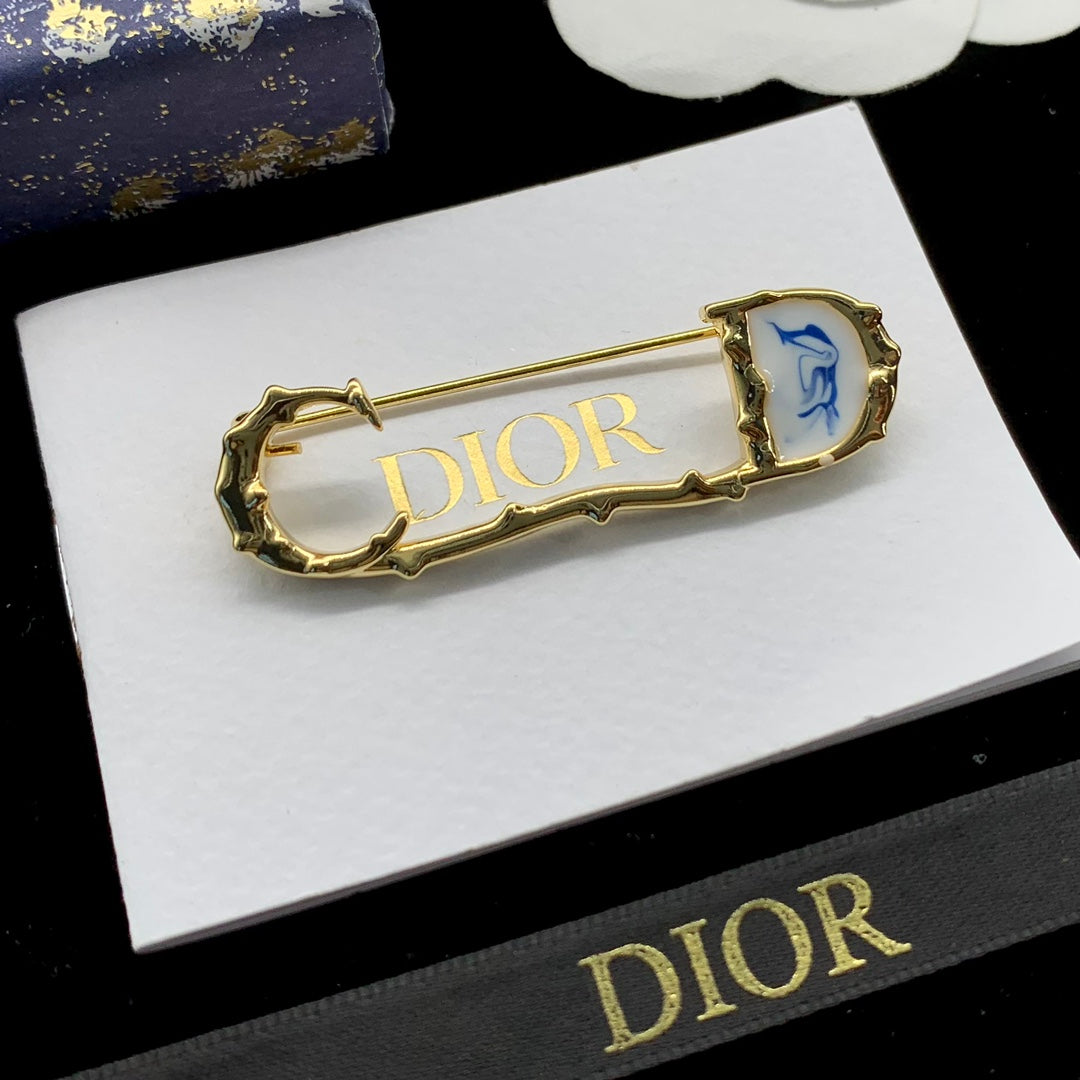CD Brooch 176977