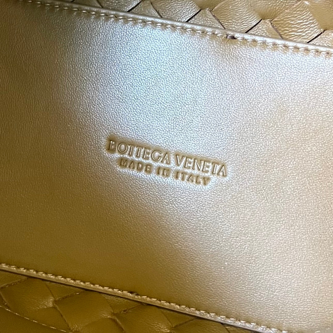 bv medium andiamo 32 brown suede