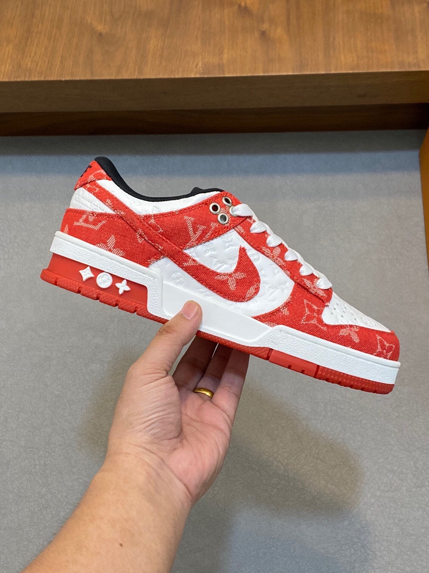 AIR TRAINER IN CRIMSON RED MIX WHITE CALFSKIN