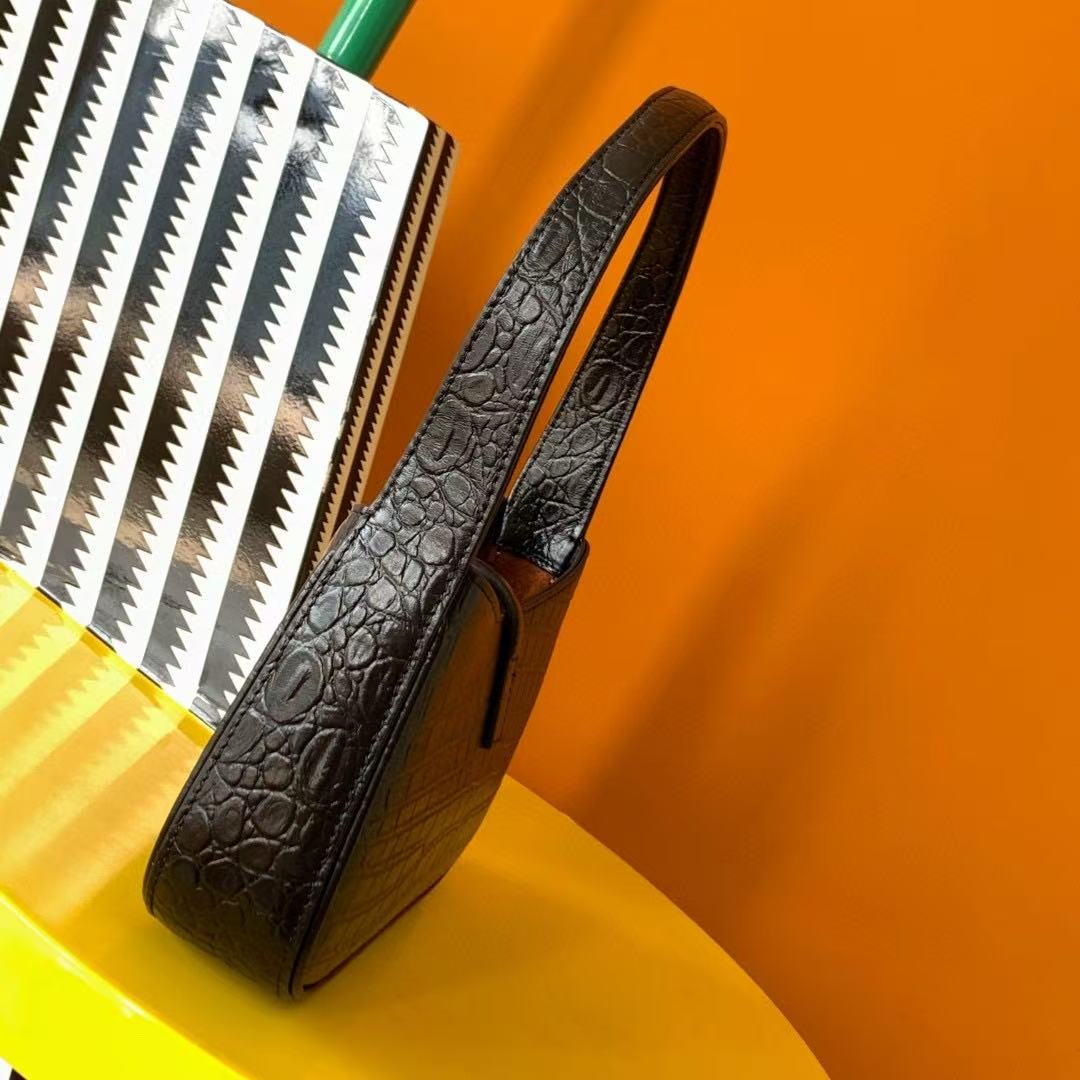 YSL 2026 Le 5 À 7 Crocodile-Embossed Bag 24 Black Leather