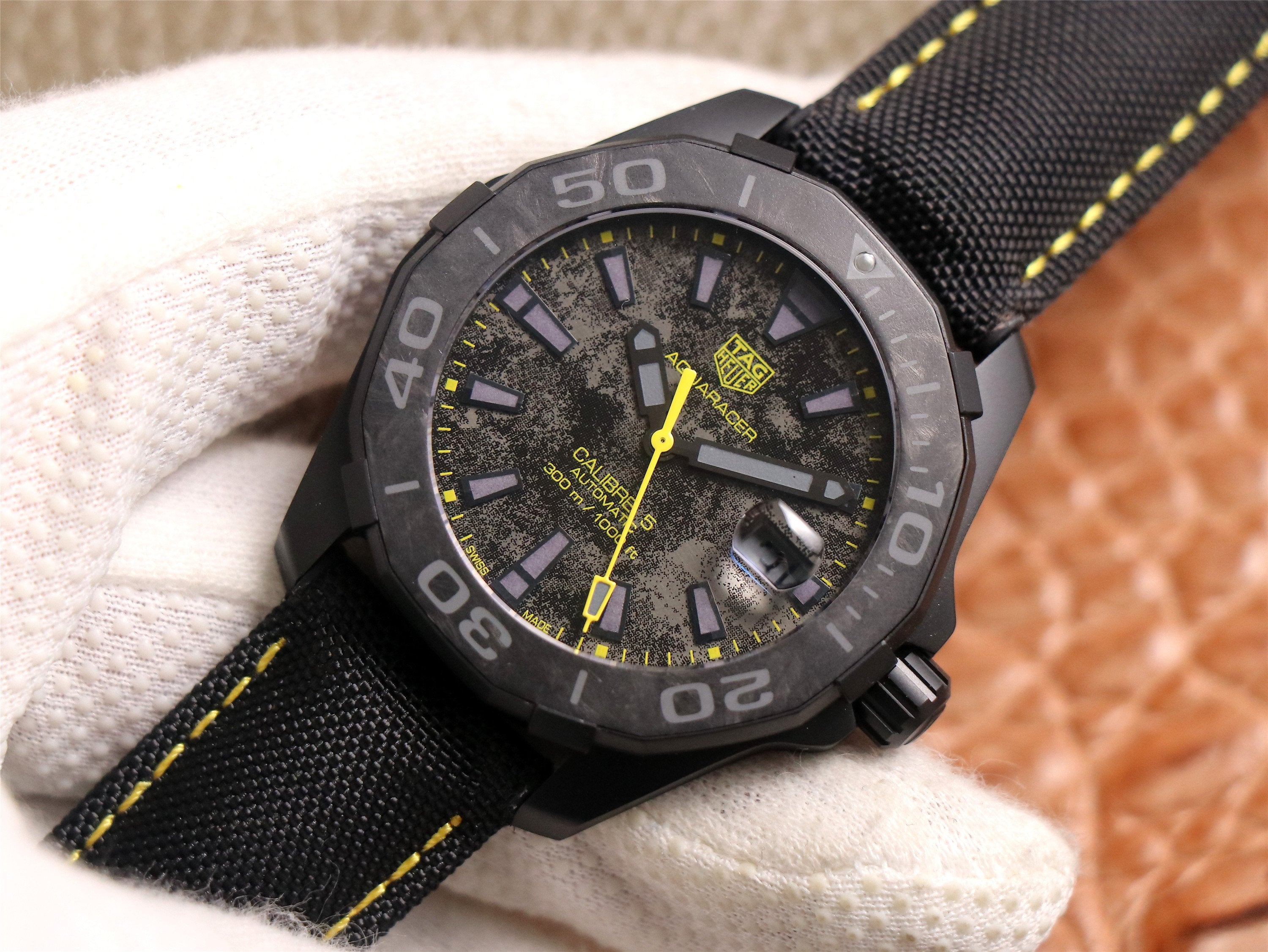 AQUARACER 41MM CARBON YELLOW GREY DIAL