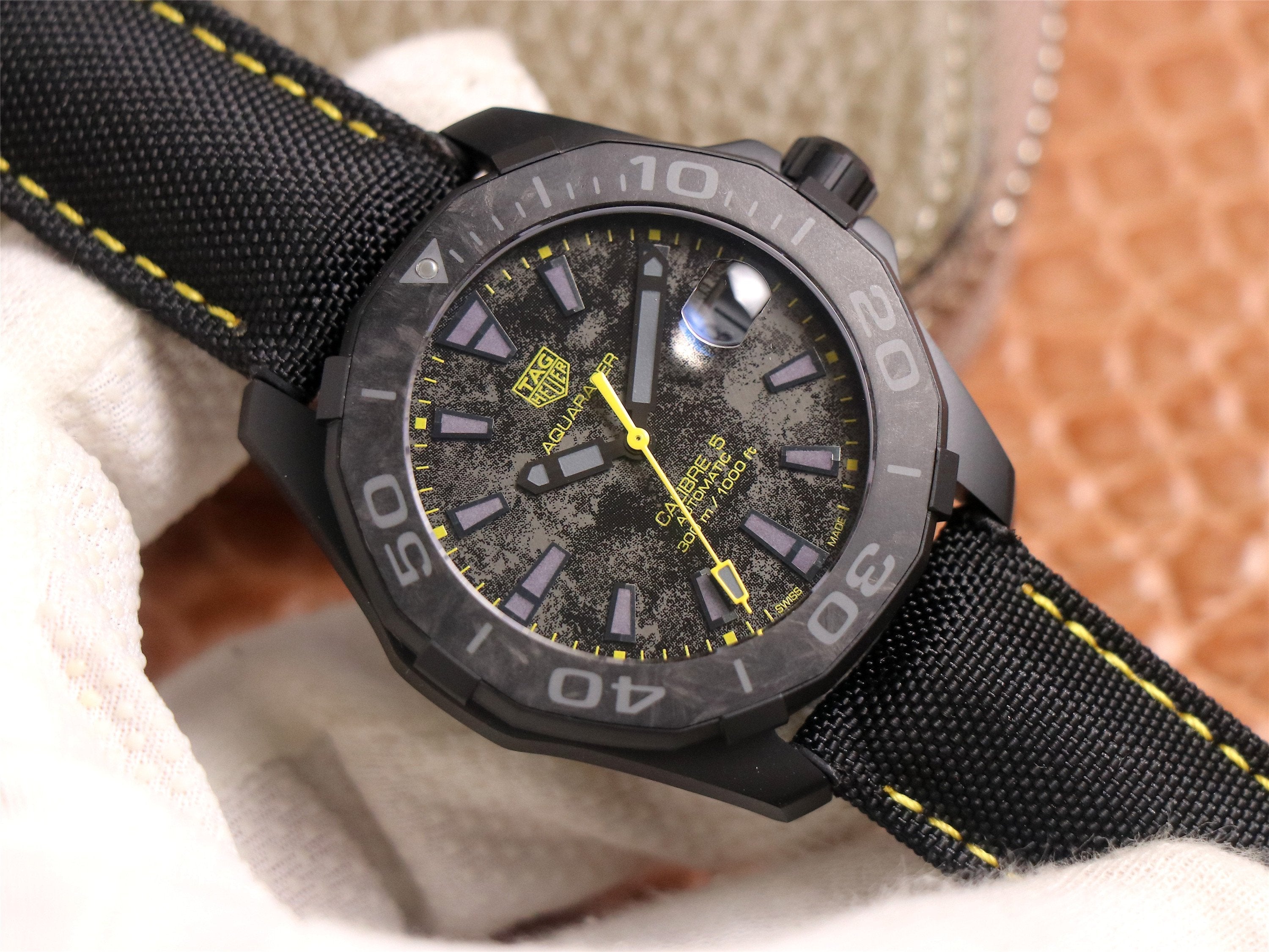 AQUARACER 41MM CARBON YELLOW GREY DIAL