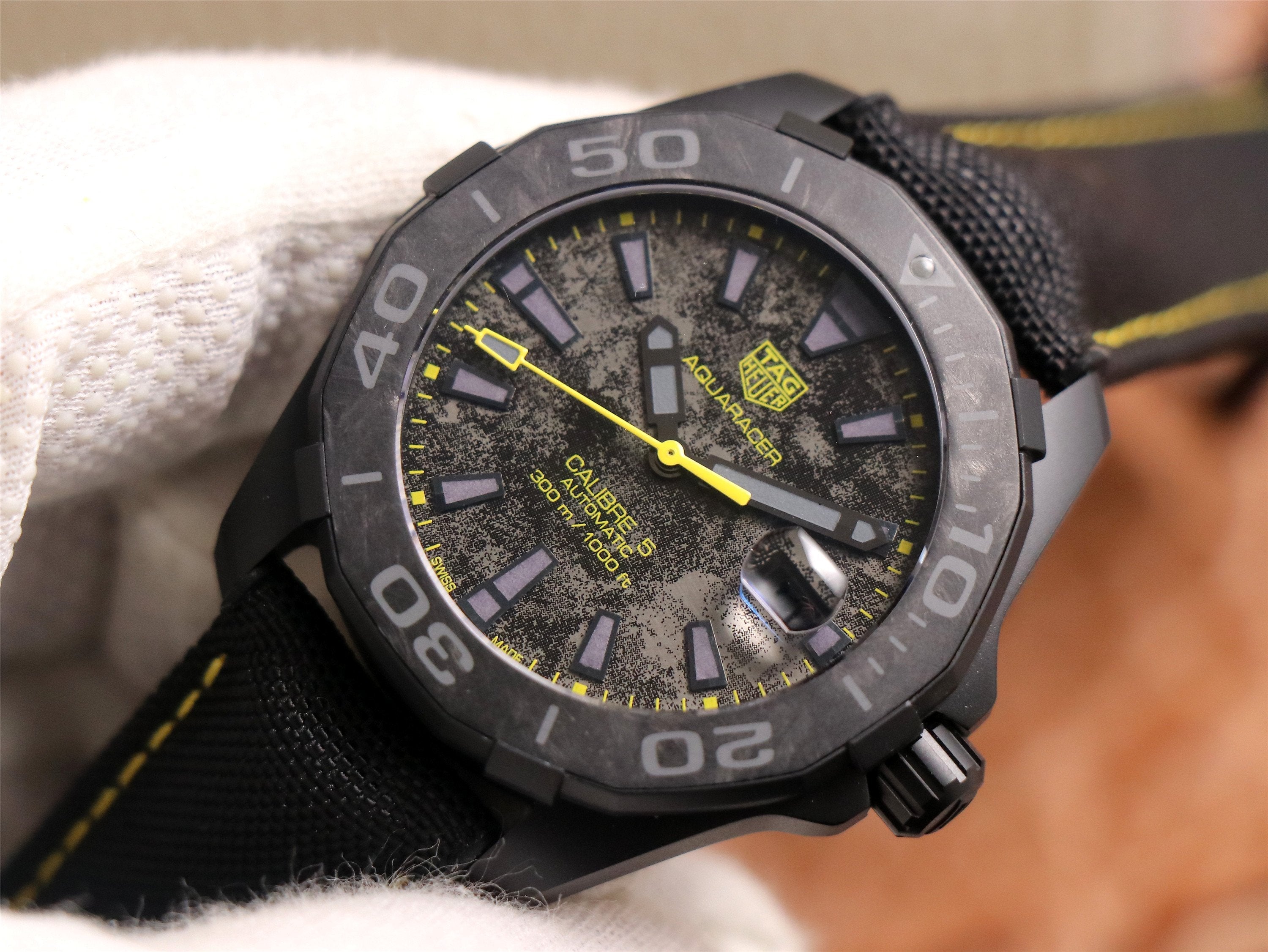 AQUARACER 41MM CARBON YELLOW GREY DIAL