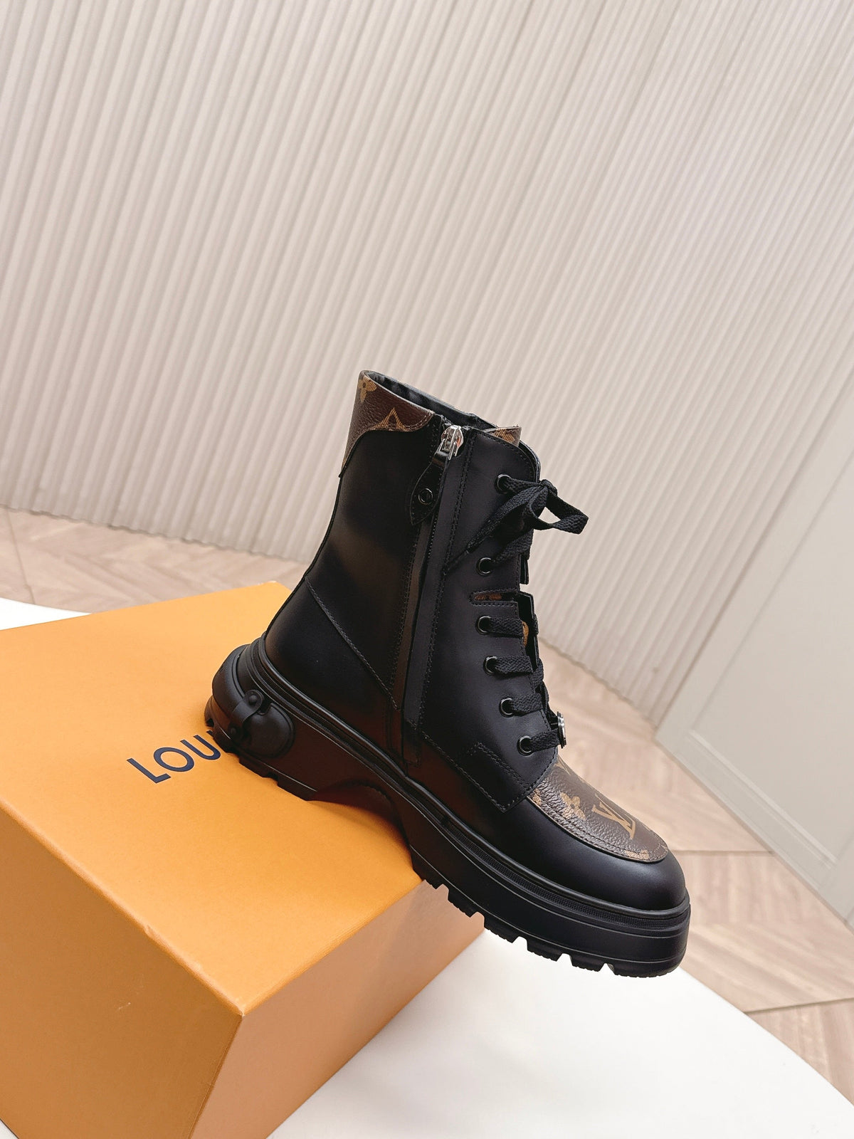 LV 2026 Laureate Platform Desert Boot Black Brown Calfskin 595453