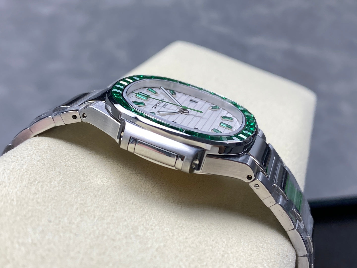 PATEK Nautilus 35.2mm Silver Green Diamond