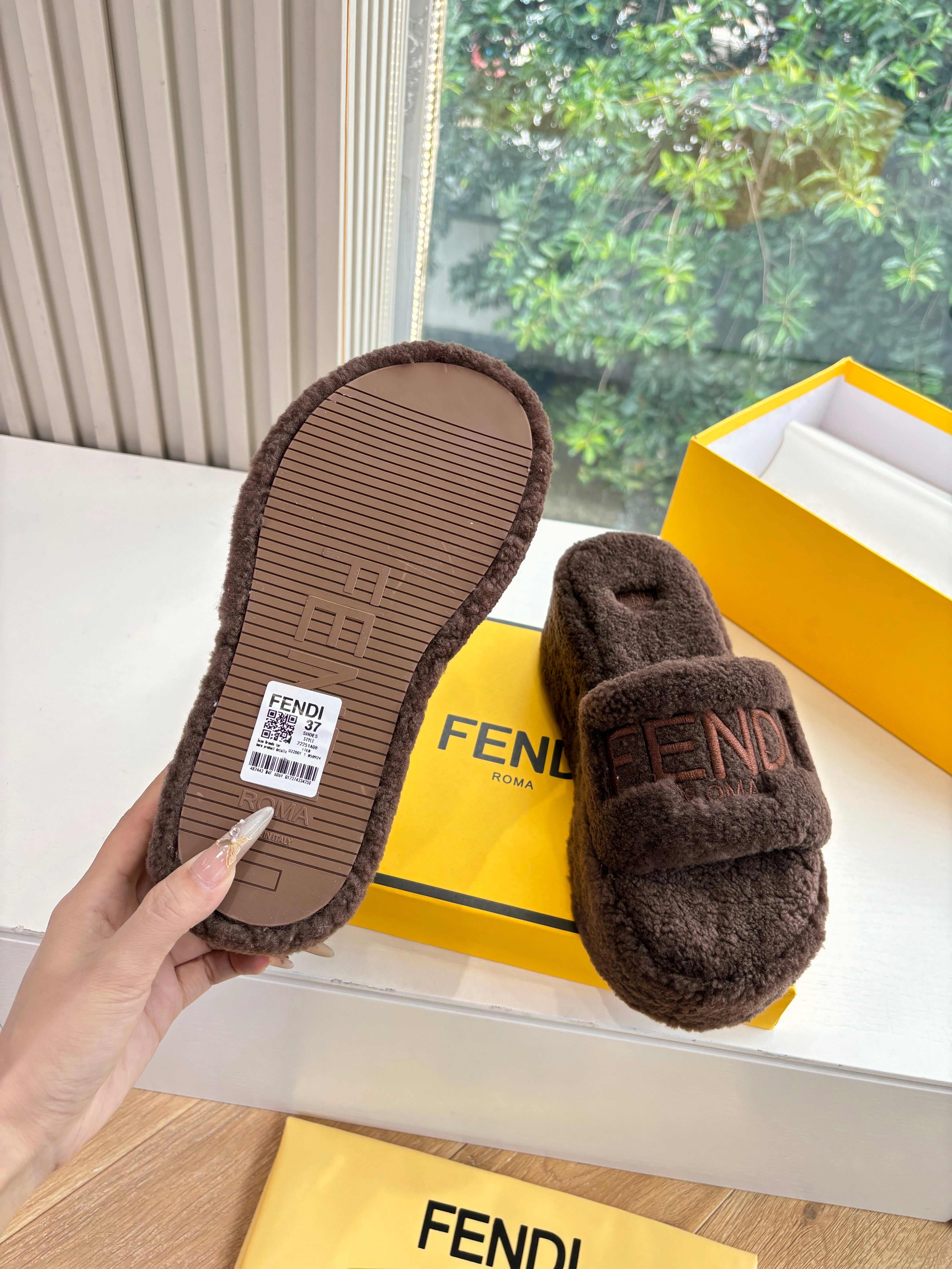 Fendi 25ss slippers dark brown wool 507102