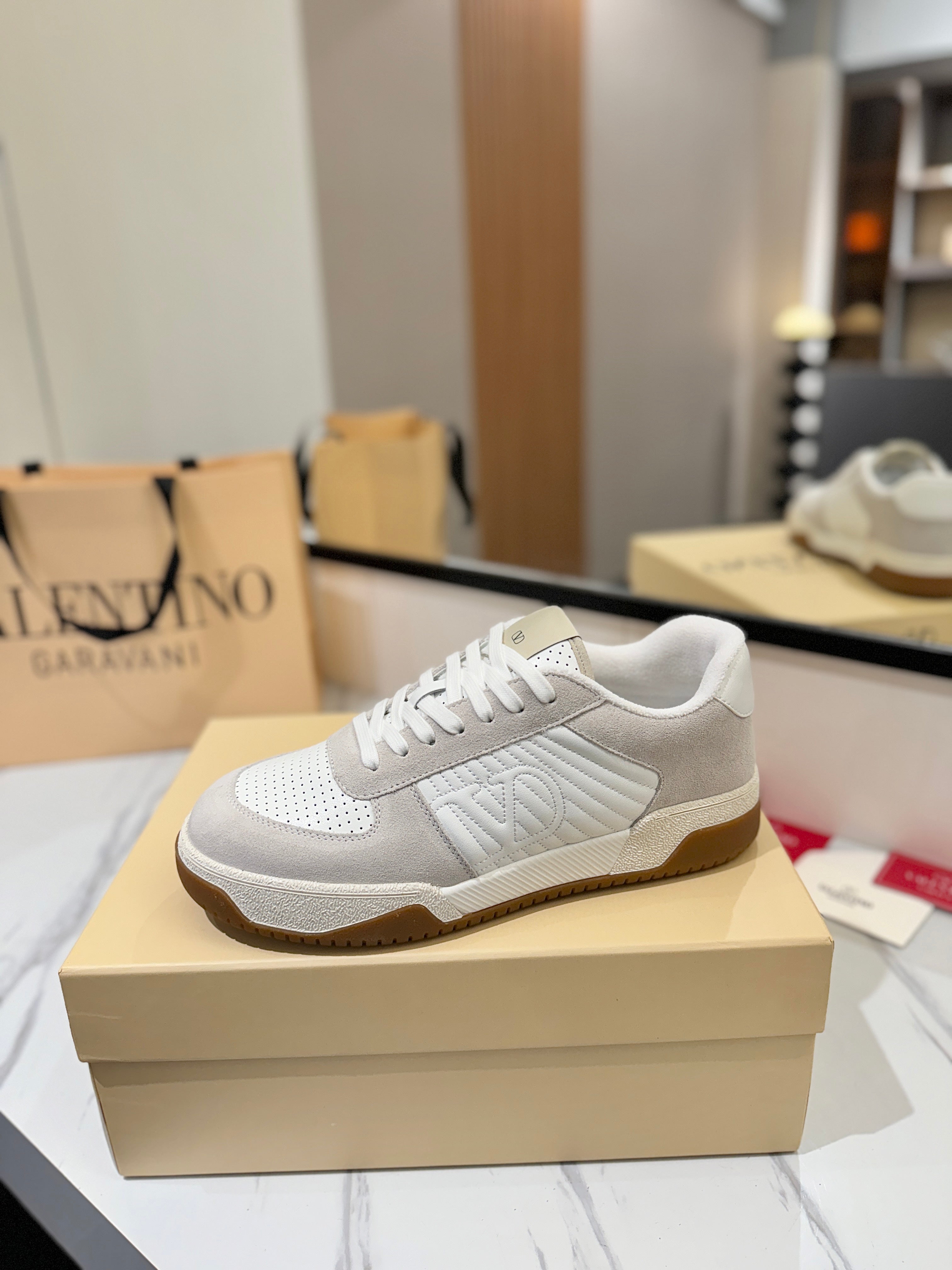 VT 25S  Casual Sneakers Light Gray White Suede Cowhide 560753