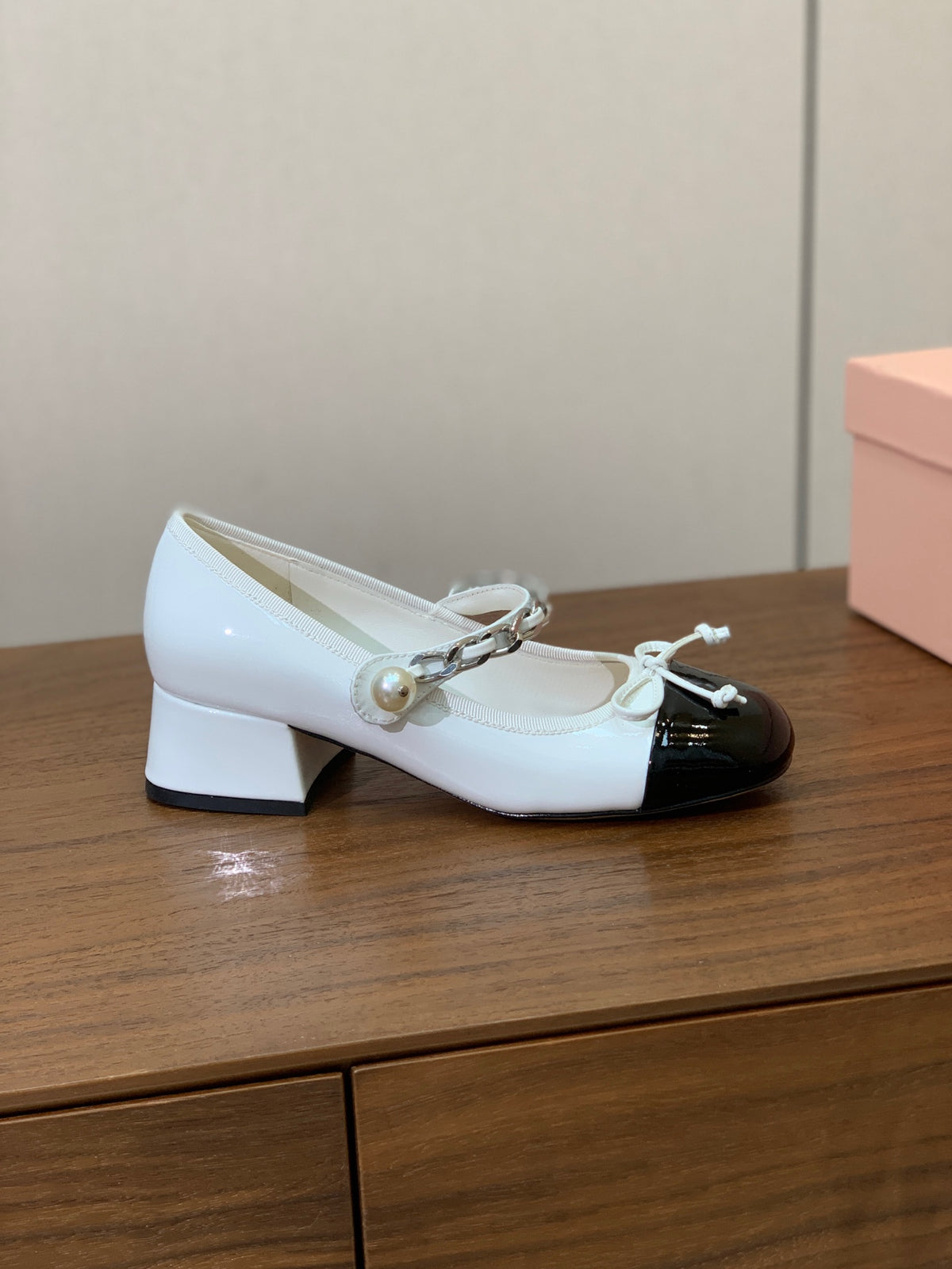 Miu Miu 2026 Pearl Chain Pumps 45mm White Black Patent Leather 994101