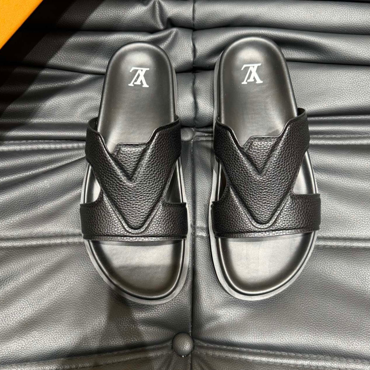 LV OASIS MULE IN BLACK CALFSKIN