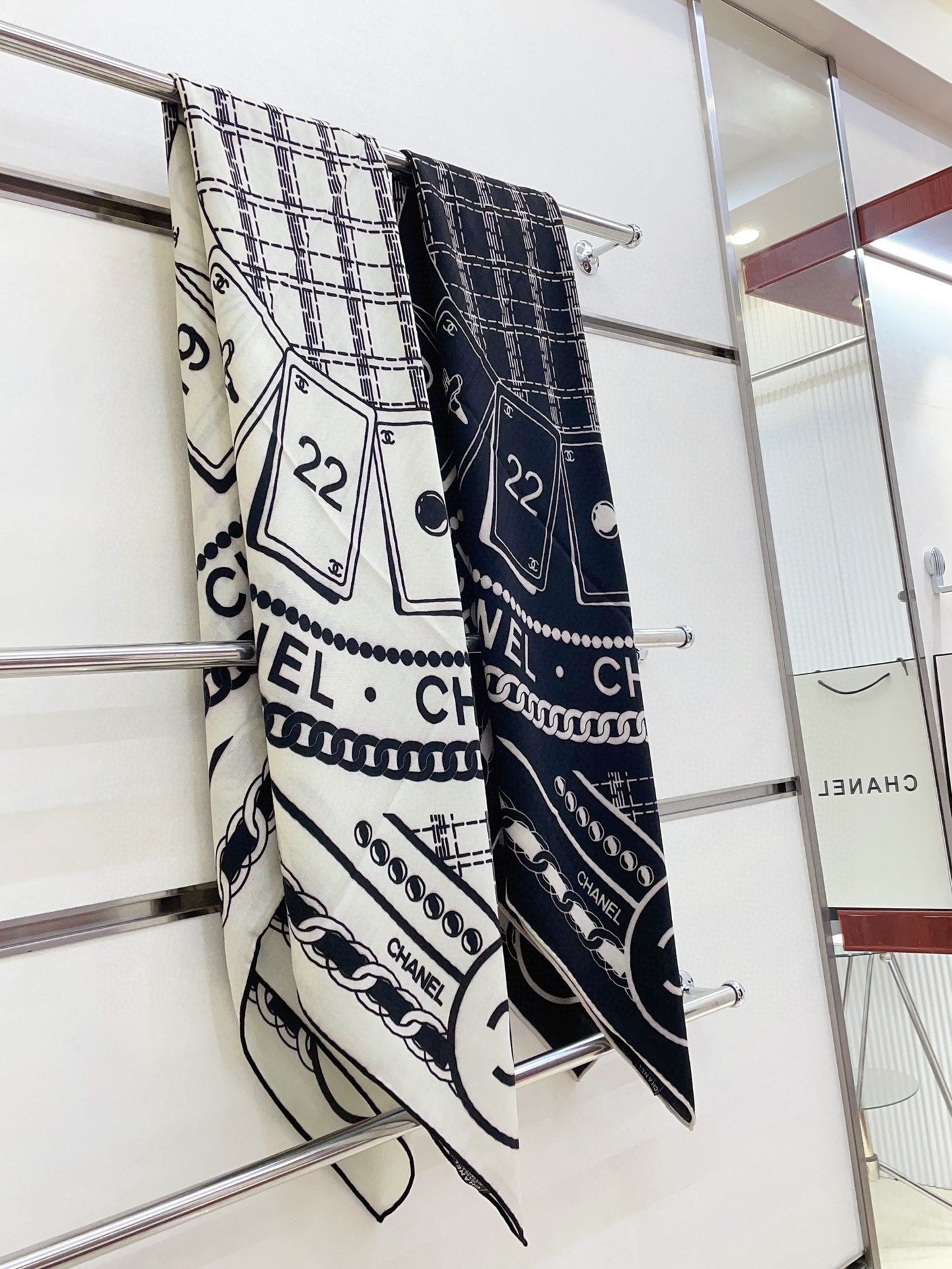 CC Square Scarf 140 CM In White Mix Black Cashmere And Silk 407279