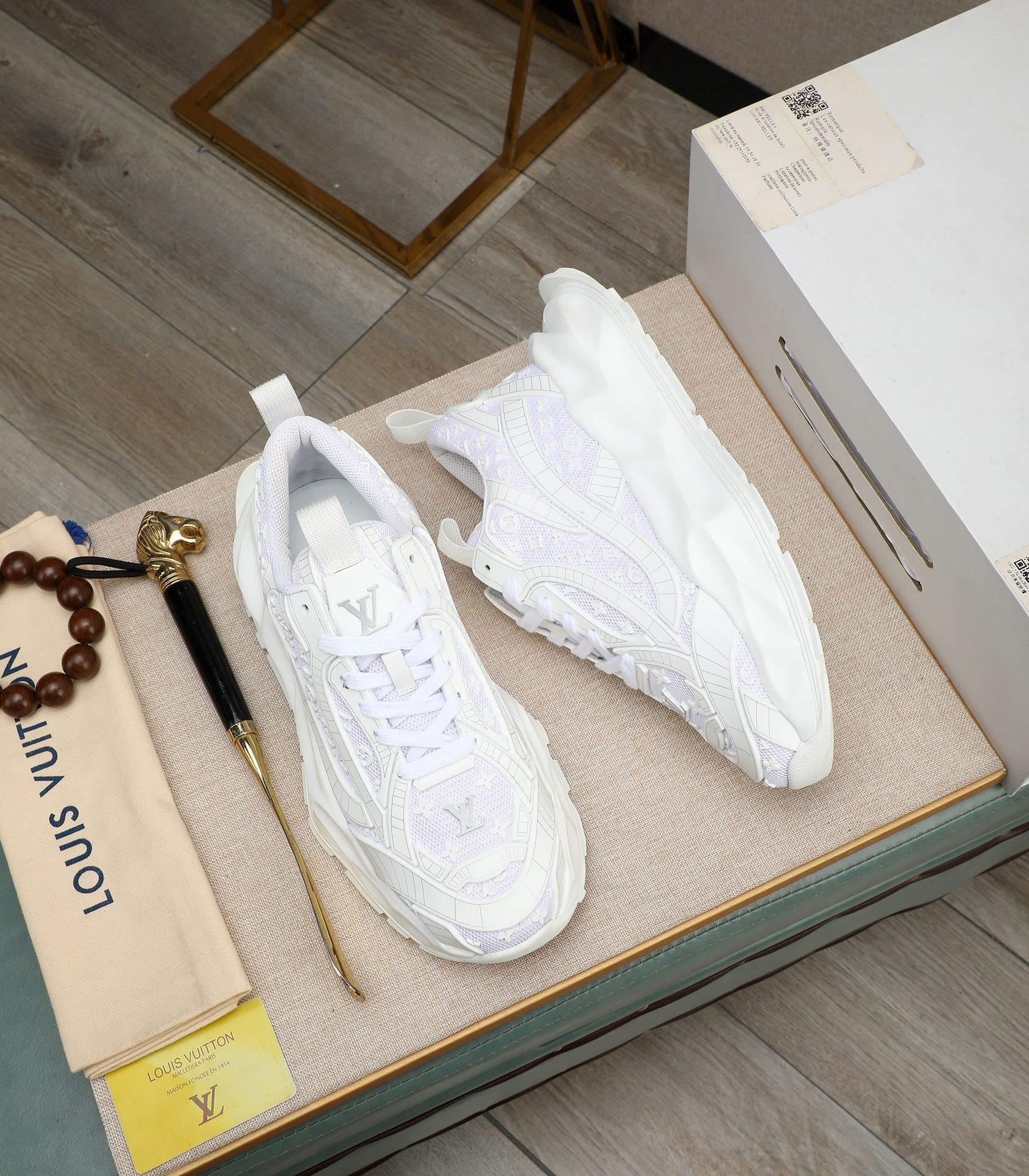 LV TRAINER IN WHITE CALFSKIN AND BREATHABLE MESH