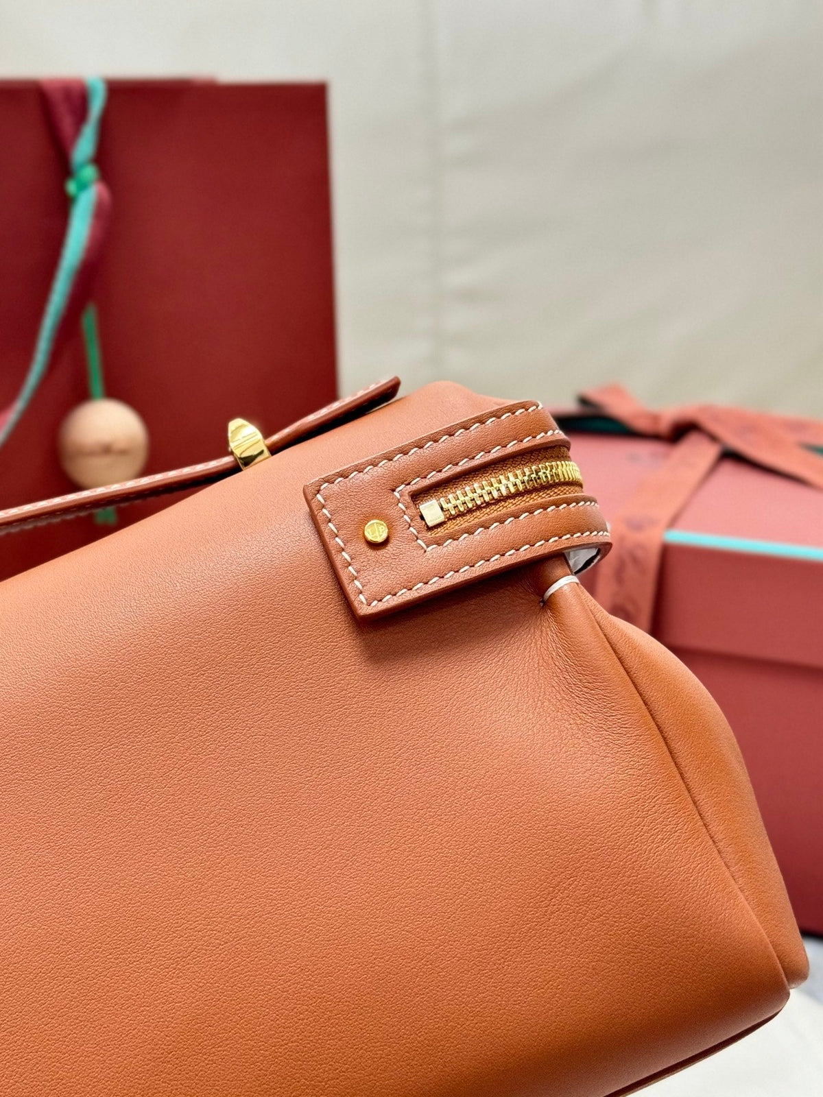 LP 2026 Extra Softy Bag L33 Cuir/Sun Gold Calfskin