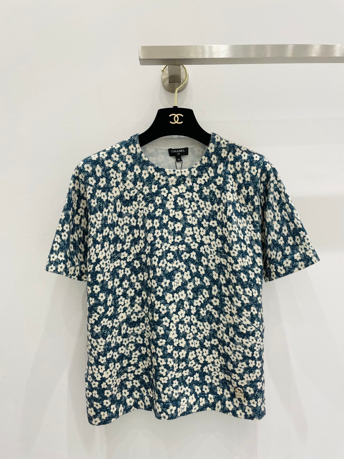 Chanel T-shirts and cut-and-sewn tops  229466
