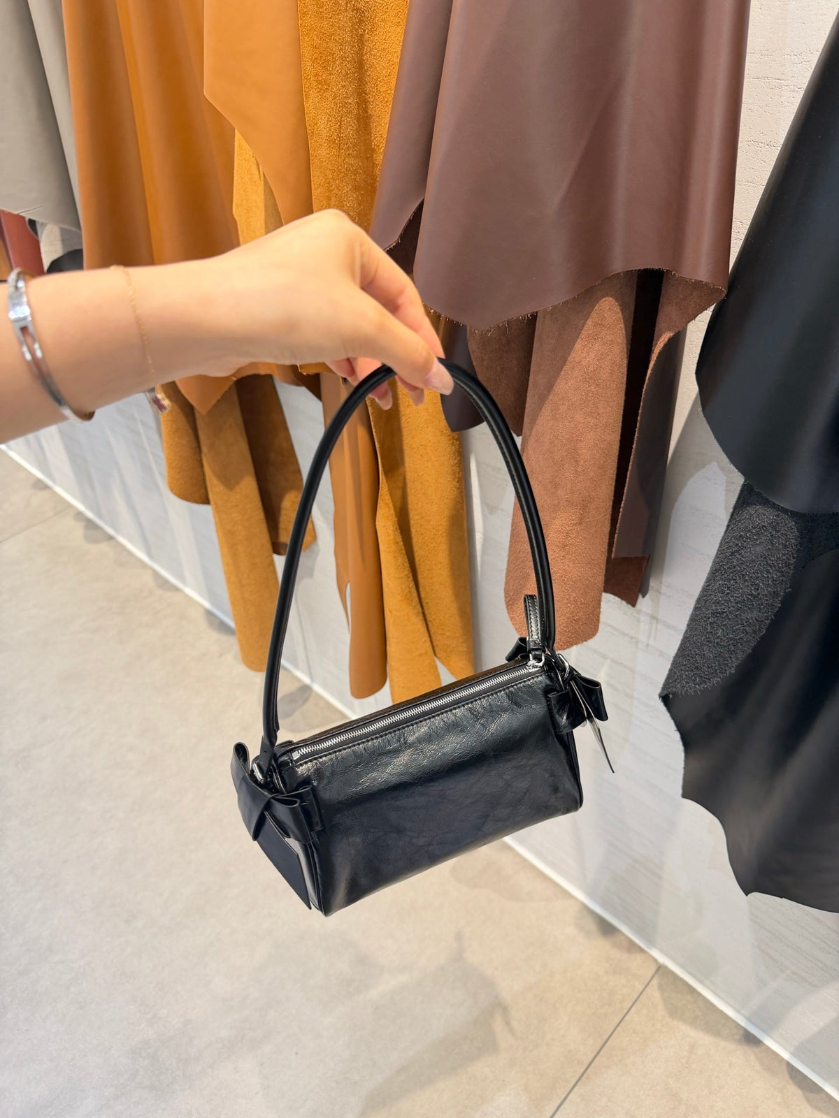 MiuMiu 2026 Shiny Pouch Bow Bag 21cm Black Leather