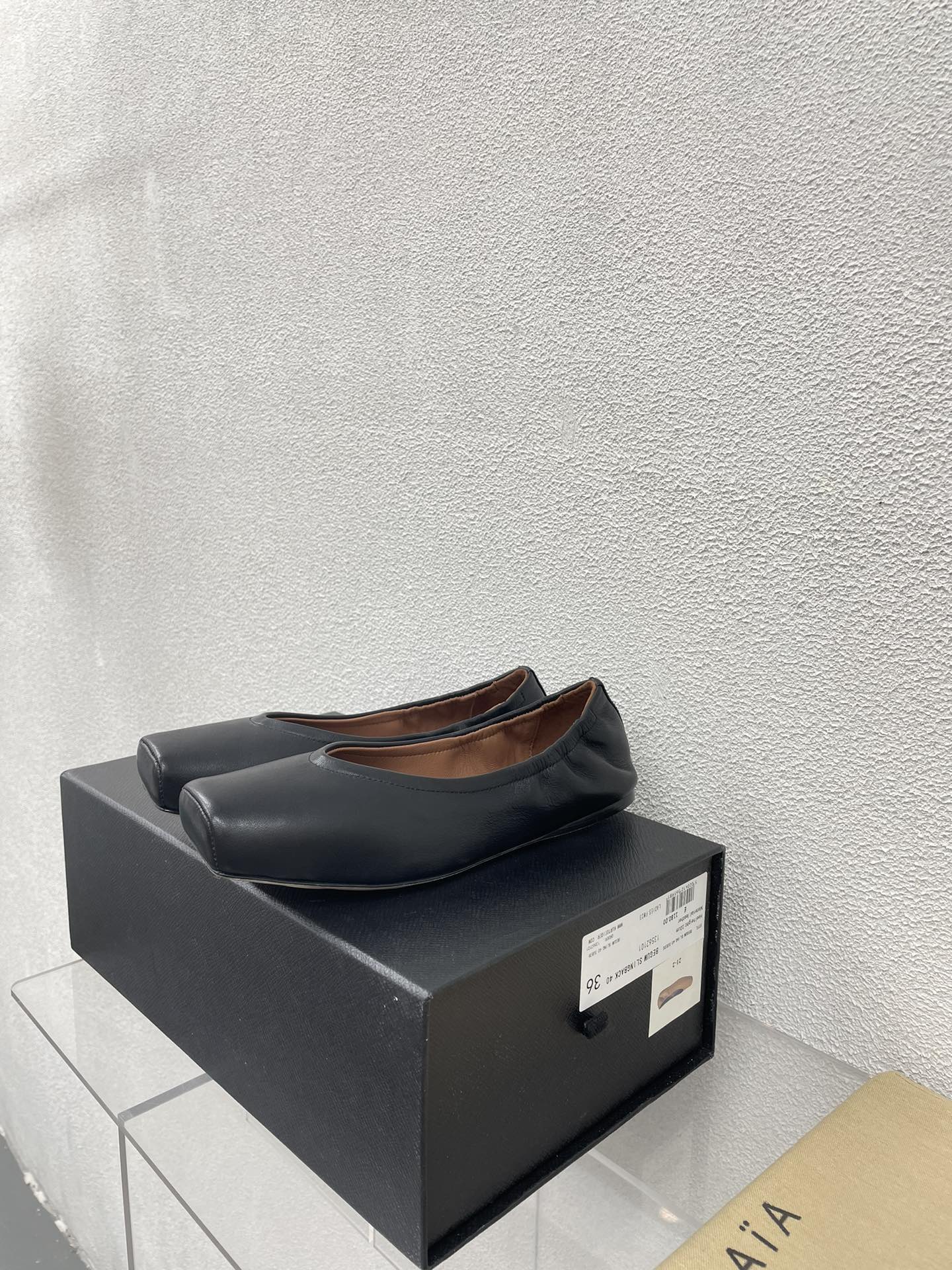 ALAIA BALLET FLATS IN BLACK CALFSKIN