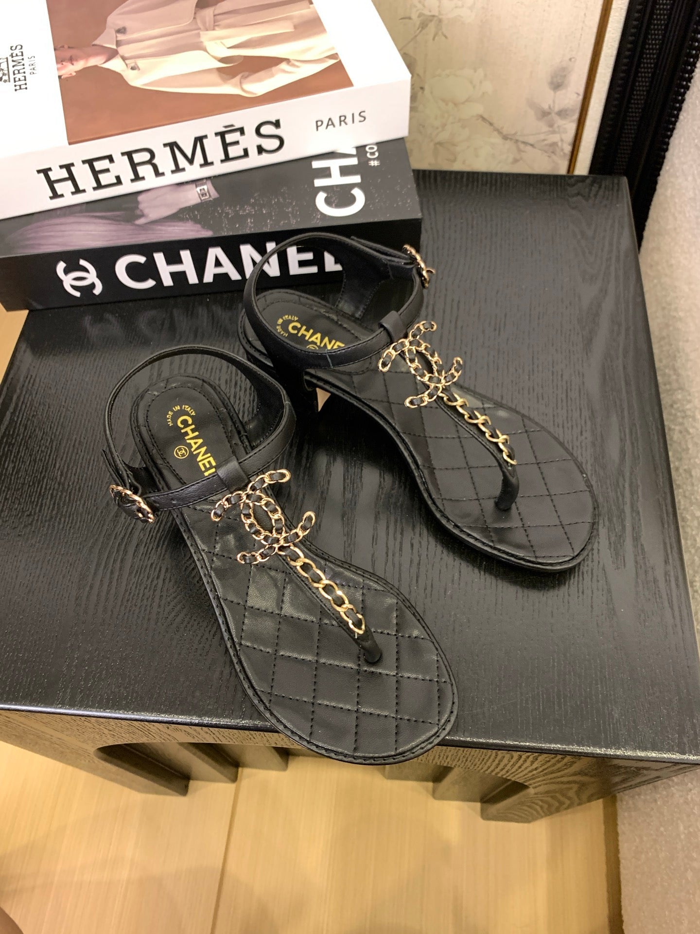 CC 25 Thong Sandal Double C Leather
