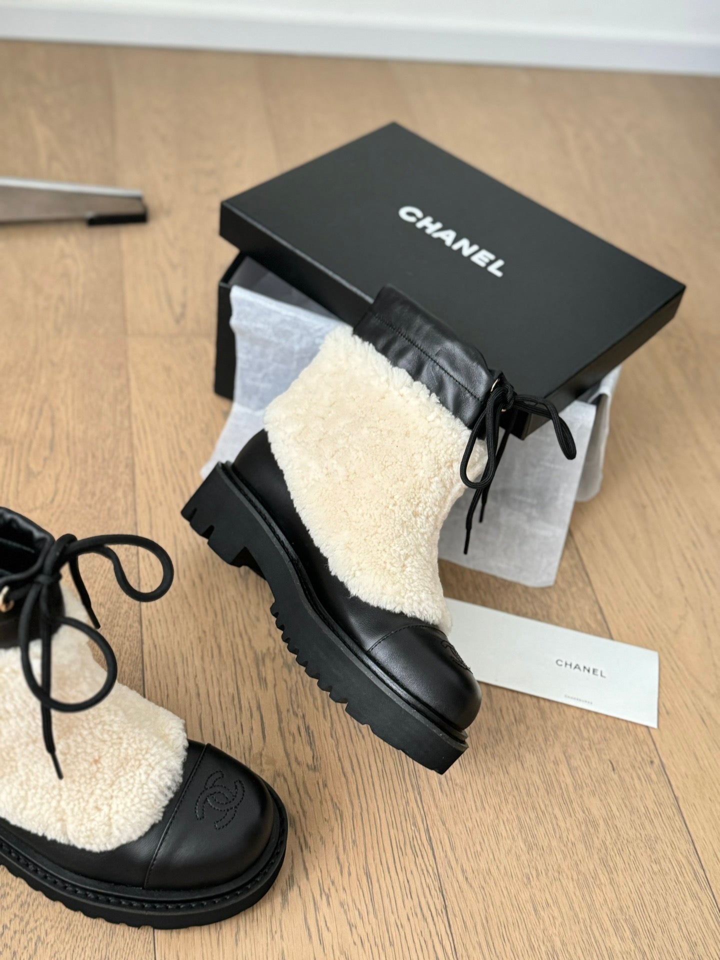 CC CHUNKY BOOTS IN BISQUE BEIGE SMOOTH FLEECE AND BLACK CALFSKIN
