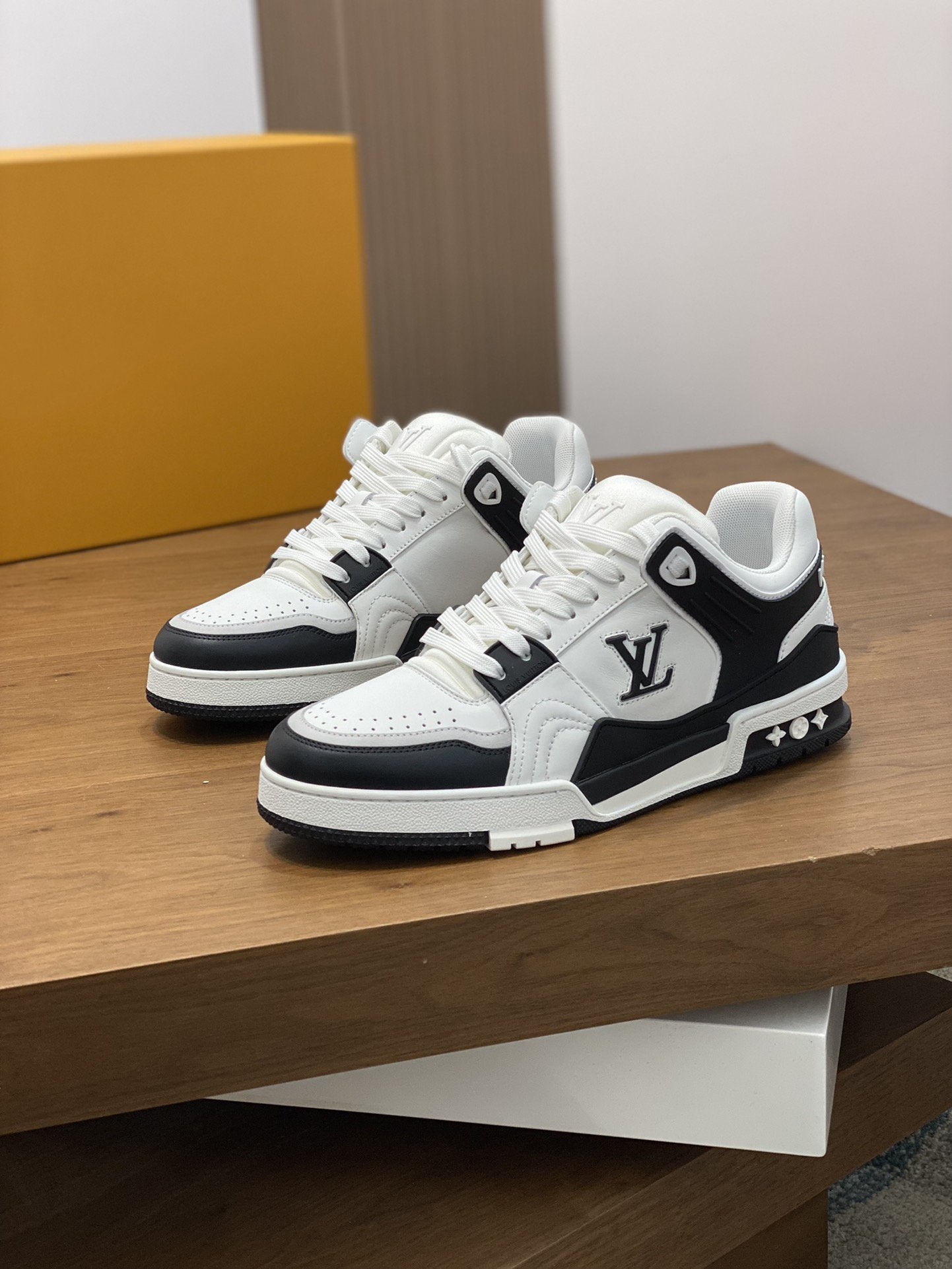 LV TRAINER  BLACK WHITE SNEAKER