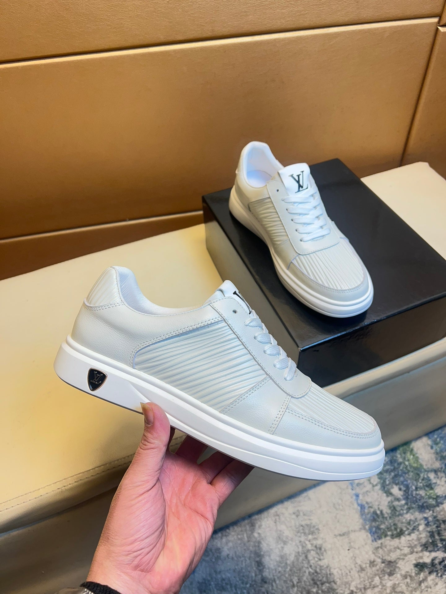 LV SNEAKERS IN WHITE CALFSKIN AND SUEDE