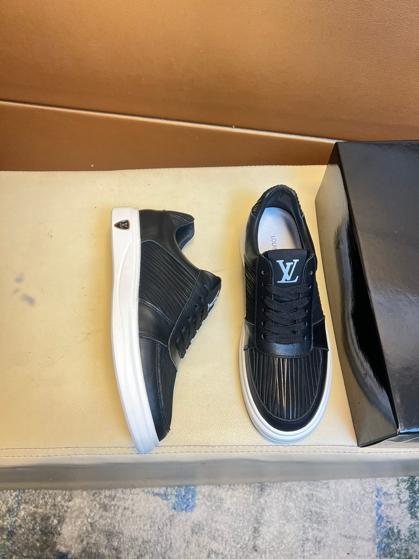 LV SNEAKERS IN BLACK CALFSKIN AND SUEDE