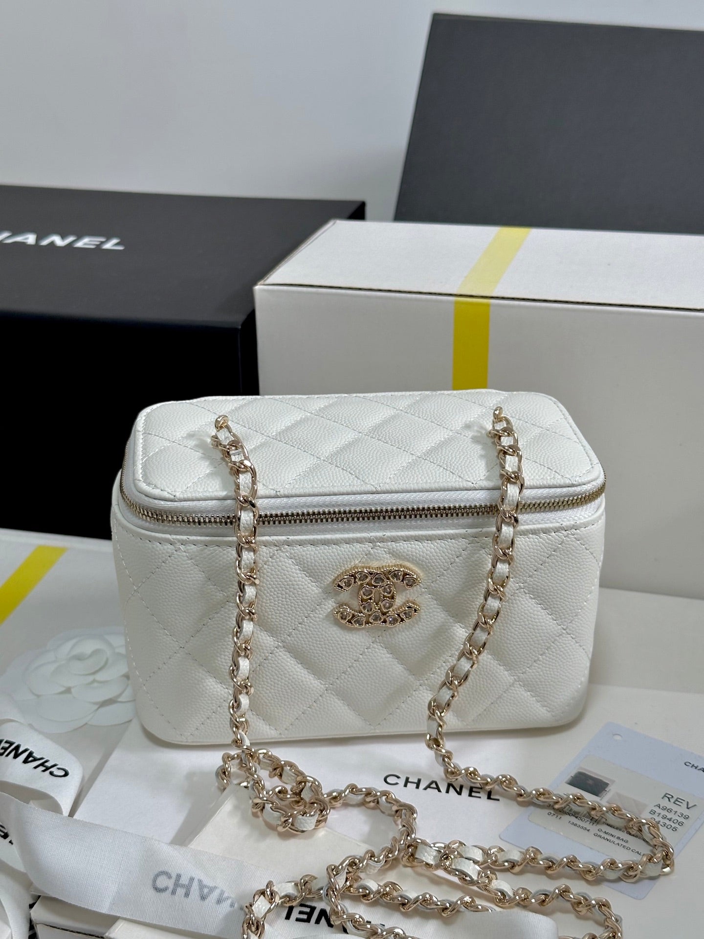 CC 25C Vanity Case 17cm White Caviar Leather Heart Rhinestone Light Gold Hardware 243421