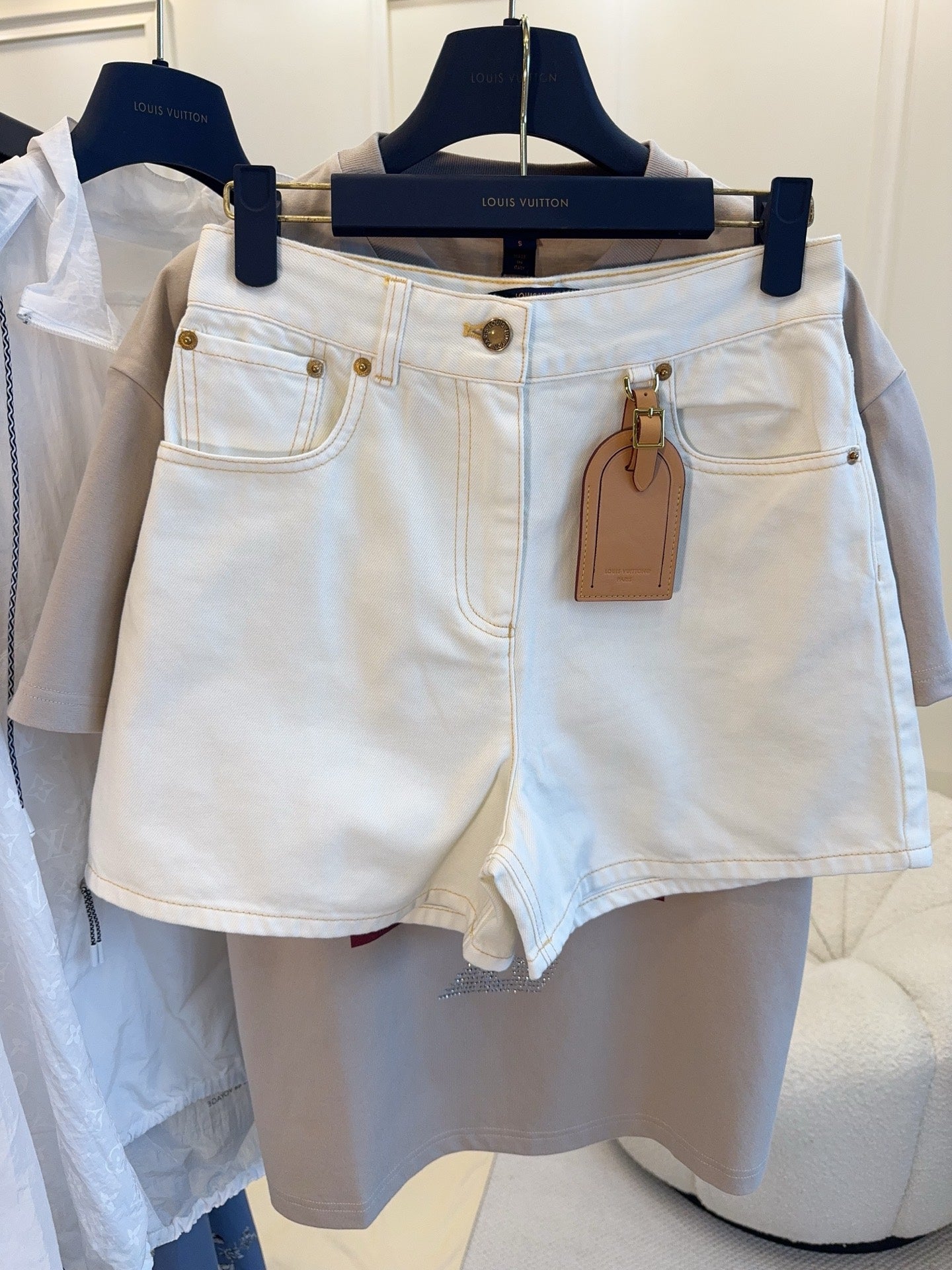LV 25 Versatile  Slimming Denim Shorts White Cotton