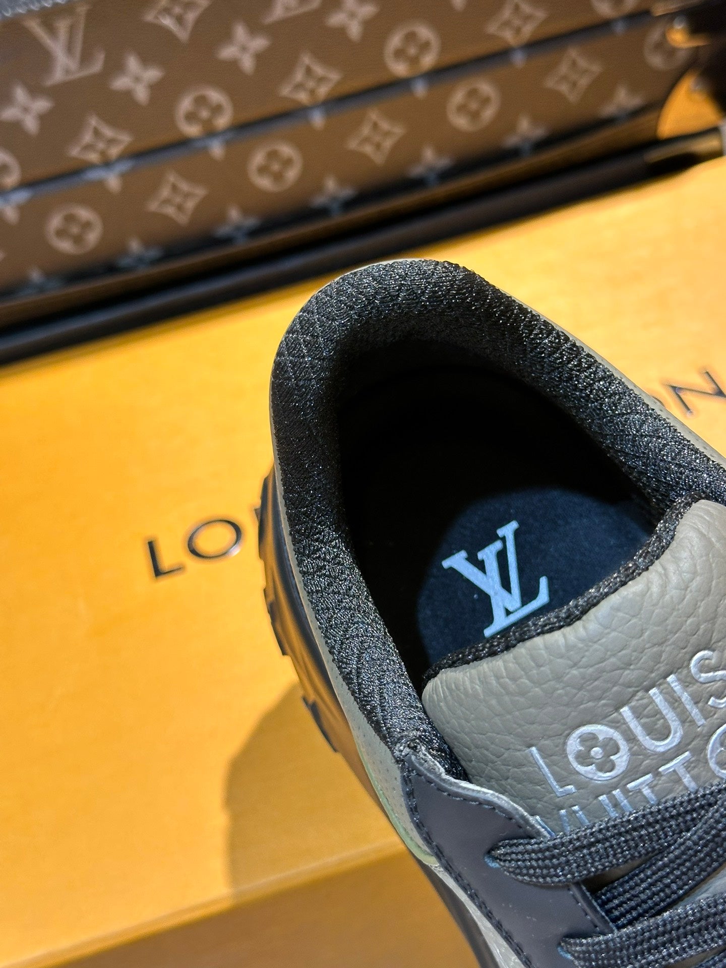 THICK-SOLED SNEAKER GREY AND BLACK CALFSKIN