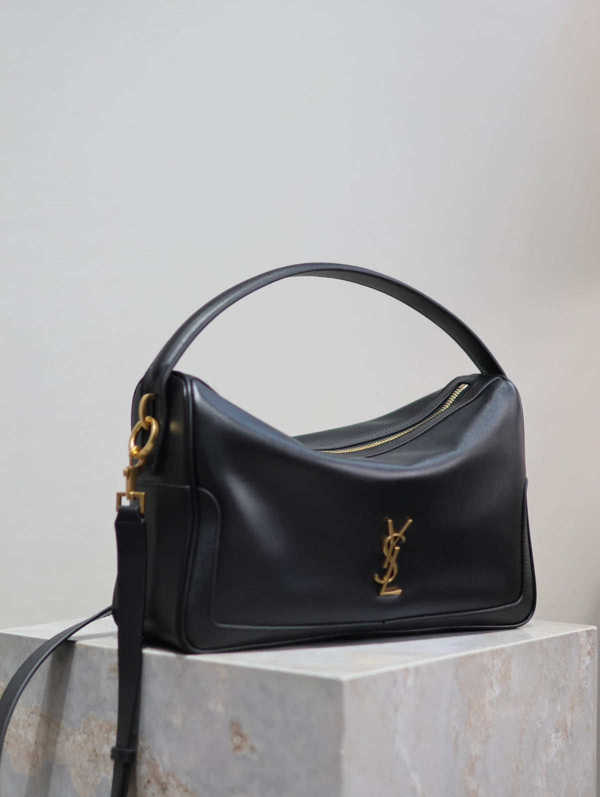 CAMERA SUPPLE BAG 28 IN BLACK SMOOTH LAMBSKIN GOLD HARDWARE