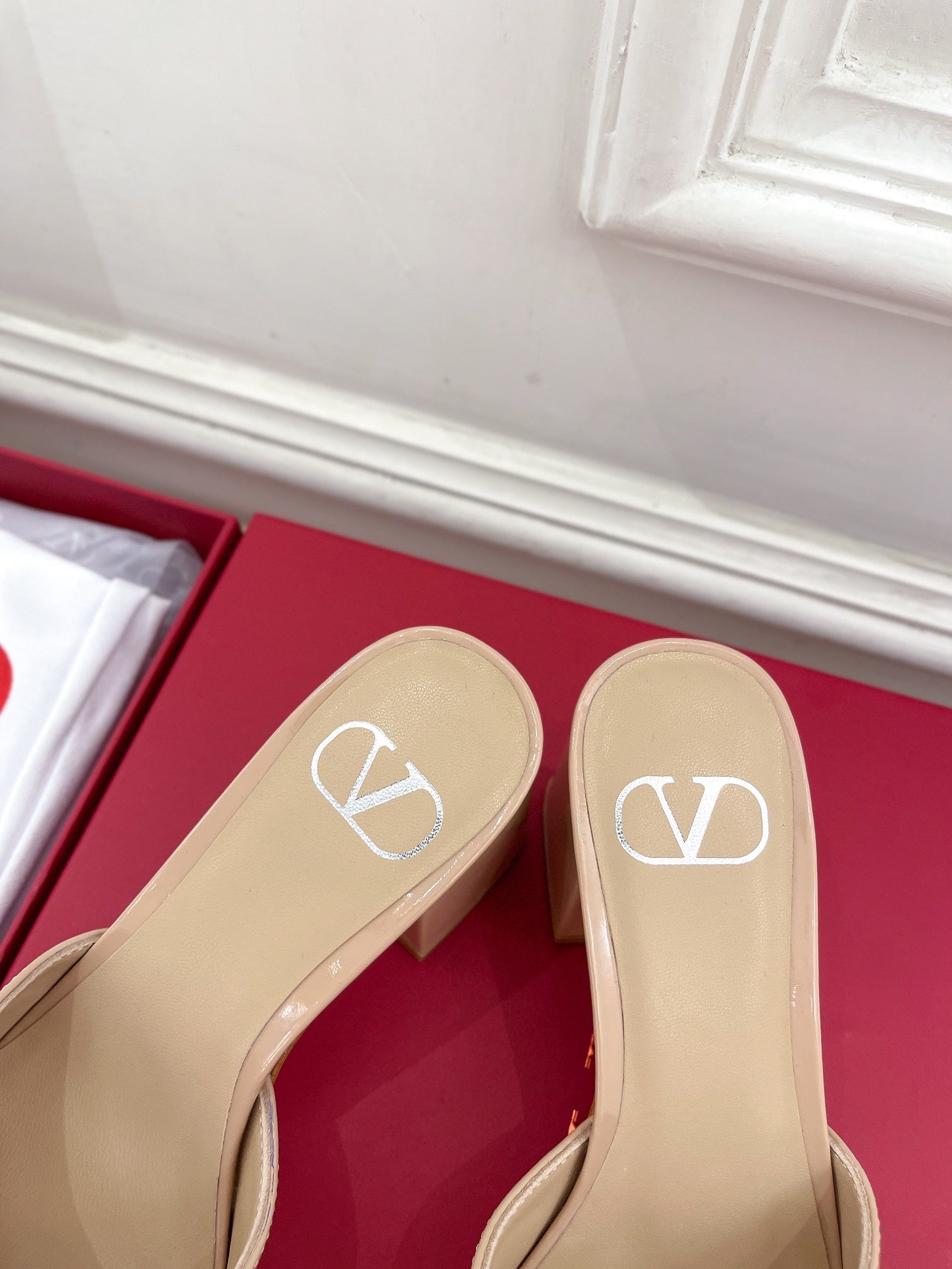 Vlogo 60 Patent Sandal Beige Leather