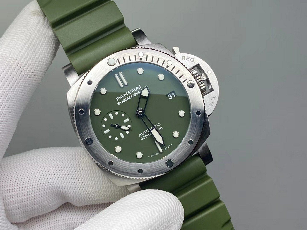 LUMINOR SUBMERSIBLE 42MM GREEN DIAL RUBBER STRAP